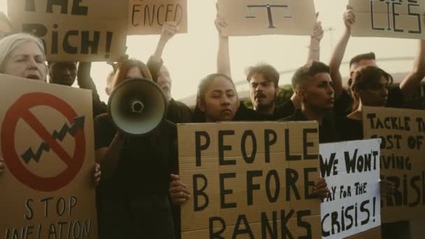 Manifestación Activistas Multirraciales Que Protestan Contra Crisis Financiera Inflación Mundial — Vídeos de Stock