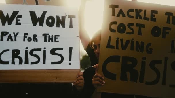 抗议金融危机和全球通货膨胀的人 经济正义激进主义概念 — 图库视频影像