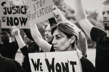 Mali kriz ve küresel enflasyonu protesto eden çok ırklı insanlar - Ekonomik adalet aktivizmi kavramı - Siyah ve beyaz kurgu