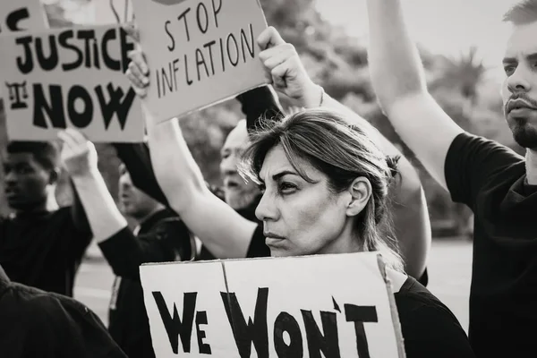 Мультирасовые Люди Протестуют Против Финансового Кризиса Глобальной Инфляции Концепция Активизма — стоковое фото