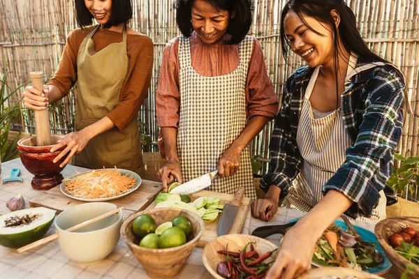 Mutlu Güneydoğu Asya Ailesi Avlusunda Birlikte Tayland Yemeği Tarifi Hazırlarken — Stok fotoğraf