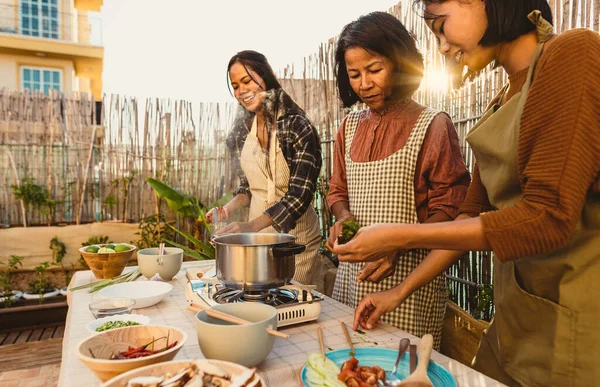 Мати Південно Східної Азії Доньки Отримують Задоволення Готуючи Їжу Подвір — стокове фото