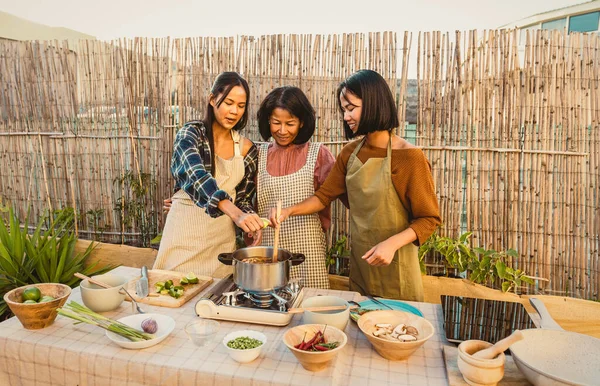 Щаслива Тайська Сім Яка Разом Готує Рецепт Супу Подвір — стокове фото