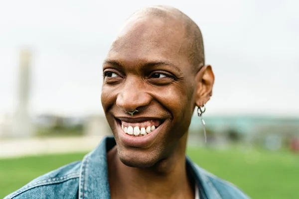 Happy African Gay Man Berpose Dan Tersenyum Depan Kamera — Stok Foto