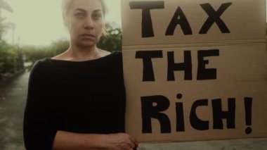 Finansal kriz ve küresel enflasyonu protesto eden kadın eylemci - Ekonomik adalet aktivizmi kavramı