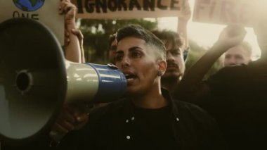 İklim değişikliğini protesto eden çok ırklı aktivistlerin gösterisi - Küresel ısınma kavramı