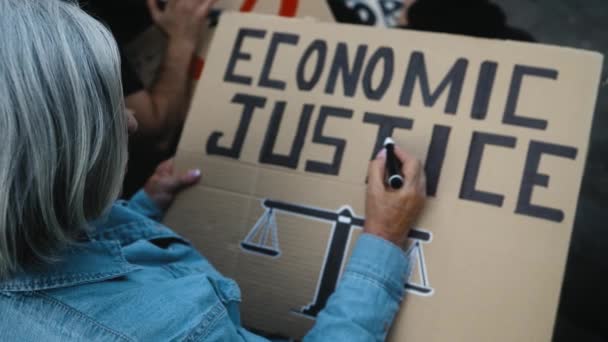 Senior Activist Protesteert Spandoeken Tegen Financiële Crisis Economic Justice Activisme — Stockvideo