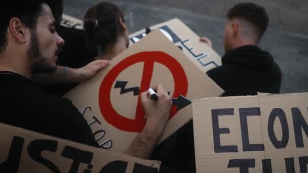 Multirassische Aktivisten Entwerfen Protestschilder Gegen Bankenkrise Und Globale Inflation Aktivismus — Stockvideo