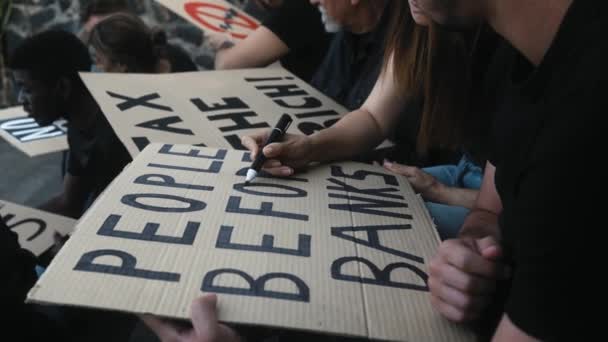 Πολυφυλετικοί Ακτιβιστές Σχεδιάζουν Σημάδια Διαμαρτυρίας Κατά Της Χρηματοπιστωτικής Κρίσης Των — Αρχείο Βίντεο