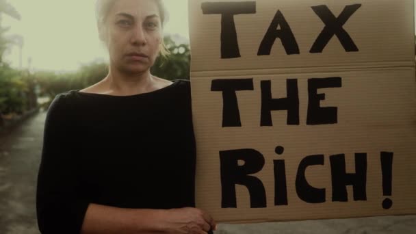 Aktywistka Protestująca Przeciwko Kryzysowi Finansowemu Globalnej Inflacji Koncepcja Aktywizmu Sprawiedliwości — Wideo stockowe