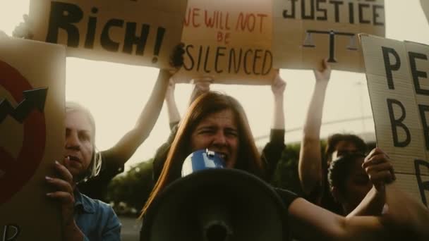 Πολυφυλετικοί Άνθρωποι Διαμαρτύρονται Κατά Της Χρηματοπιστωτικής Κρίσης Και Του Παγκόσμιου — Αρχείο Βίντεο