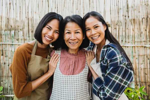Keluarga Bahagia Thai Tersenyum Depan Kamera Sambil Menyiapkan Resep Makanan — Stok Foto