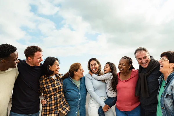 Gelukkige Multigenerationele Vrienden Met Verschillende Etniciteit Hebben Plezier Het Dak — Stockfoto