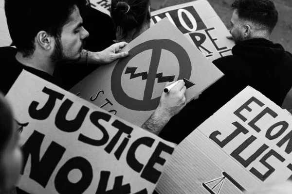 Πολυφυλετικοί Ακτιβιστές Προετοιμάζουν Επιγραφές Διαμαρτυρίας Κατά Της Χρηματοπιστωτικής Κρίσης Των — Φωτογραφία Αρχείου