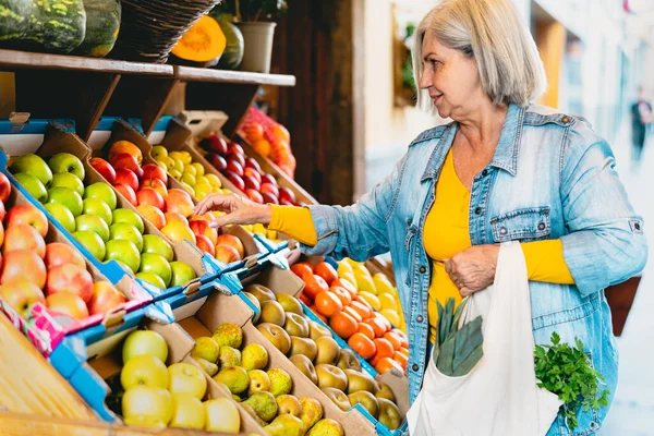 Wanita Senior Yang Bahagia Membeli Buah Buahan Segar Pasar Belanja — Stok Foto