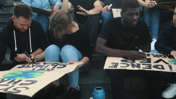 多人種間の活動家が気候変動に対する抗議サインをデザイン 地球温暖化の概念 — ストック動画