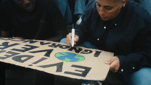 Ativistas Multirraciais Projetando Sinais Protesto Contra Mudança Climática Conceito Aquecimento — Vídeo de Stock