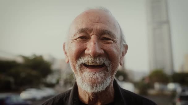 Szczęśliwy Starszy Człowiek Uśmiechnięty Przed Kamerą Mieście Starsi Ludzie Koncepcja — Wideo stockowe