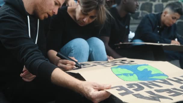 多人種間の活動家が気候変動に対する抗議サインをデザイン 地球温暖化の概念 — ストック動画