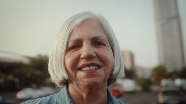 Ευτυχισμένη Ηλικιωμένη Γυναίκα Χαμογελά Μπροστά Από Την Κάμερα Ηλικιωμένοι Έννοια — Αρχείο Βίντεο