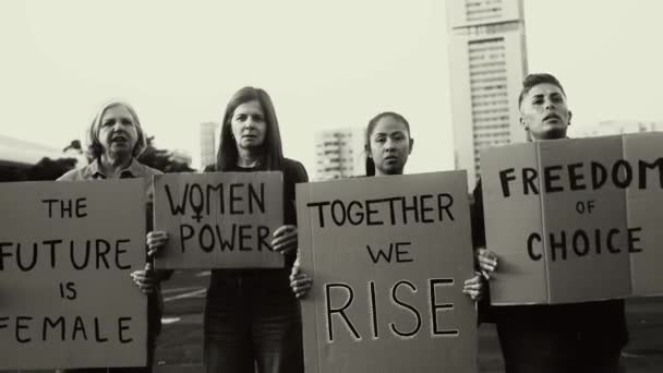 女性の権利のために抗議するフェミニスト運動のデモンストレーション 女性のエンパワメントの概念 白黒編集 — ストック動画