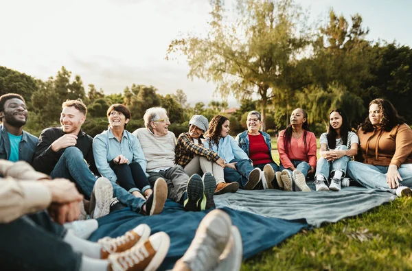 Gente Multigeneracional Feliz Divirtiéndose Sentada Hierba Parque Público Concepto Diversidad —  Fotos de Stock