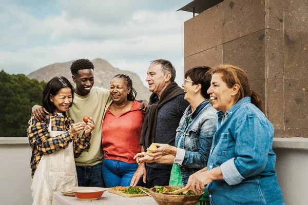 Multi Generasi Teman Teman Memiliki Menyenangkan Memasak Bersama Sama Atap — Stok Foto