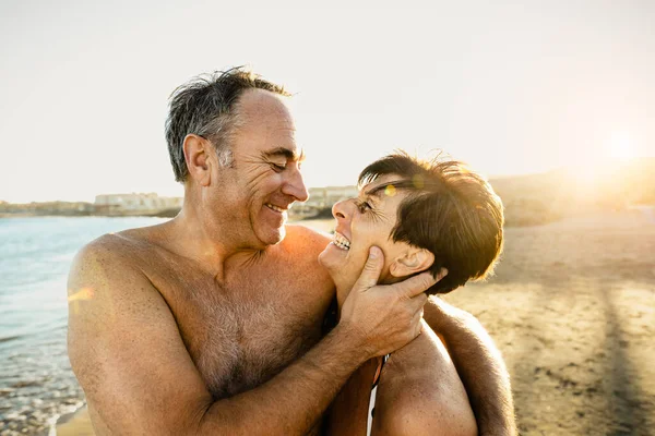 在暑假期间 一对快乐的老夫妇在沙滩上共度浪漫时光 老年人关系的概念 — 图库照片
