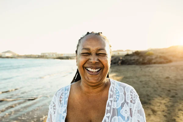 Wanita Senior Afrika Yang Bahagia Tersenyum Kamera Pantai Selama Liburan — Stok Foto