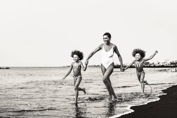 Glückliche Afrikanische Familie Die Den Sommerferien Spaß Strand Hat Schönes — Stockfoto