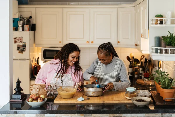 Ibu Dan Putri Afrika Yang Bahagia Bersenang Senang Menyiapkan Hidangan — Stok Foto