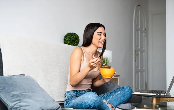 Happy Latin Wanita Muda Makan Cangkir Sereal Dengan Susu Sambil — Stok Foto