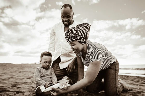 Família Africana Feliz Divertindo Praia Durante Férias Verão Edição Preto — Fotografia de Stock