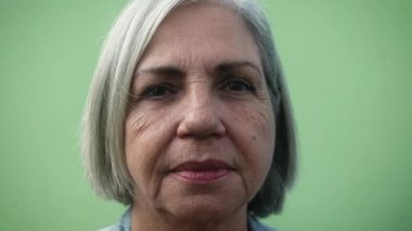 Yaşlıların yaşam tarzı konsepti kameraya bakan son sınıf kadınının yakın çekimi.