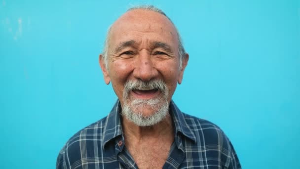 Ευτυχισμένος Ηλικιωμένος Άνδρας Που Διασκεδάζει Κοιτάζοντας Και Χαμογελώντας Στην Κάμερα — Αρχείο Βίντεο