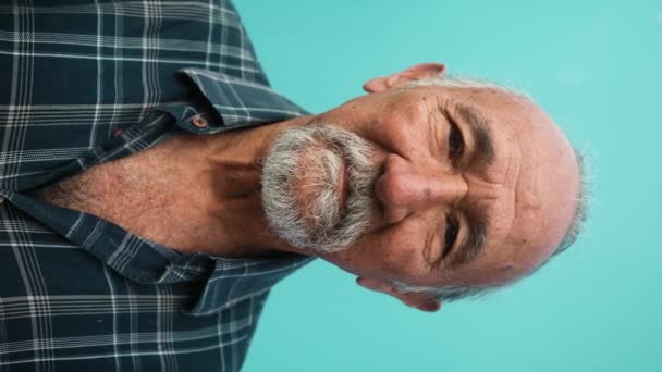 Щасливий Старший Чоловік Весело Дивиться Посміхається Камеру Концепція Способу Життя — стокове відео