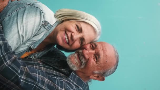 Glada Äldre Par Omfamna Framför Kameran Äldre Människor Och Kärlek — Stockvideo