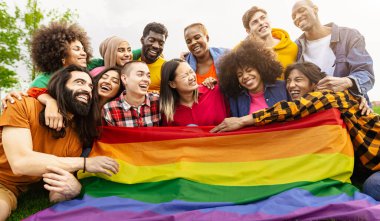 Eşcinsel onur gününü kutlayan çeşitli genç arkadaşlar - LGBTQ topluluk konsepti