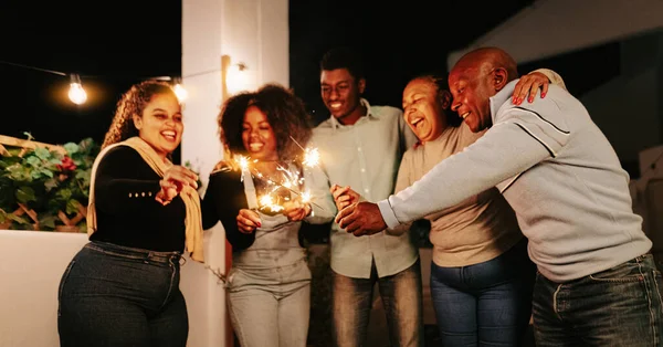 Happy African Family Celebrate Sparklers Fireworks House Party Parents Holiday — Stok Foto