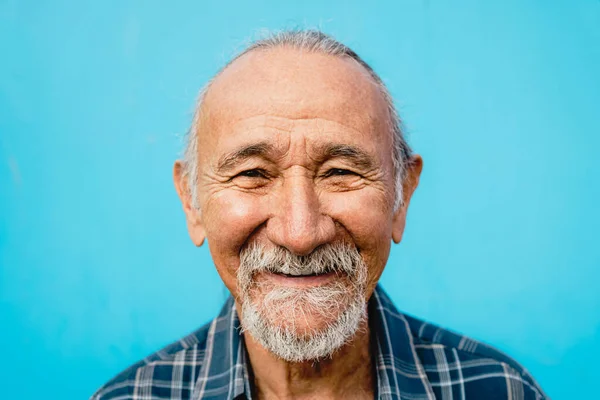 Pria Senior Yang Bahagia Bersenang Senang Melihat Dan Tersenyum Kamera — Stok Foto