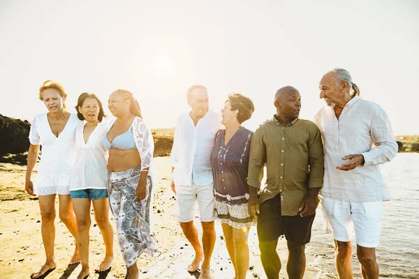 Gelukkige Multiraciale Senioren Die Plezier Beleven Aan Strandwandelingen Tijdens Zomervakantie — Stockfoto