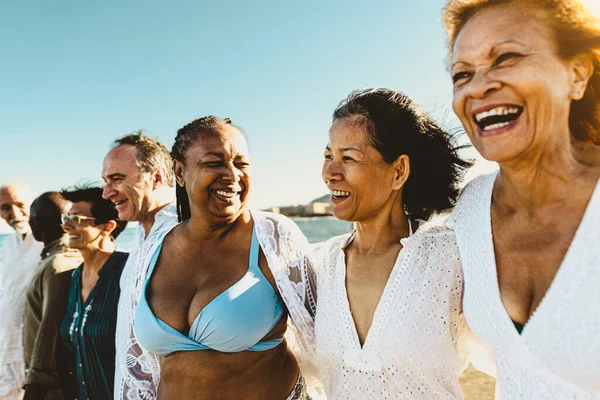 Boldog Multiracionális Idősebb Barátok Szórakozás Séta Strandon Nyári Szünetben Sokszínű — Stock Fotó