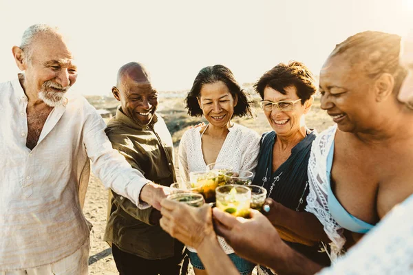 Happy Multirasial Teman Teman Senior Bersenang Senang Minum Dan Memanggang — Stok Foto