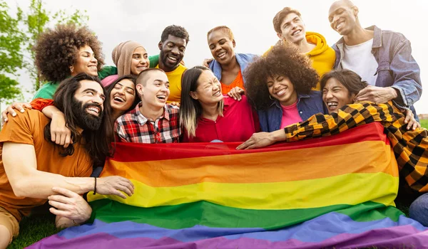 Feliz Diversidad Jóvenes Amigos Celebrando Día Del Orgullo Gay Concepto — Foto de Stock