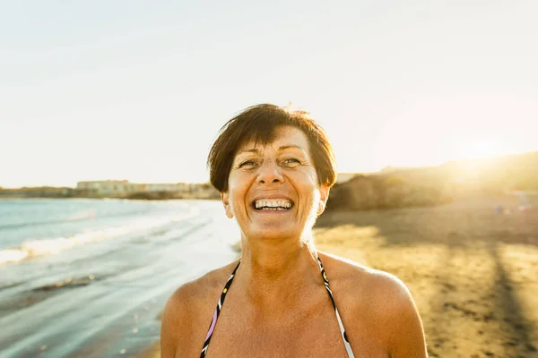 Wanita Senior Kulit Putih Yang Bahagia Tersenyum Kamera Pantai Selama — Stok Foto