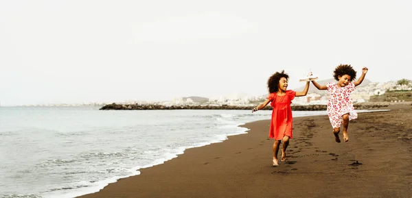 Fröhliche Afrikanische Kinder Amüsieren Sich Den Sommerferien Strand — Stockfoto