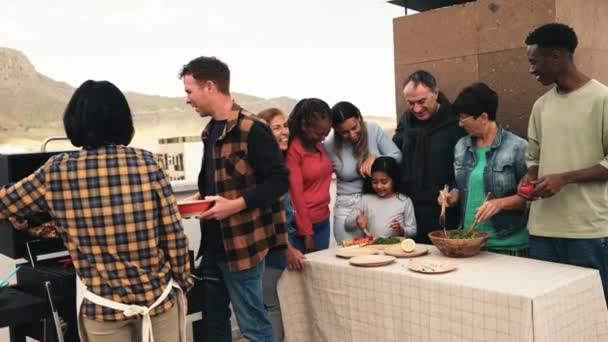 친구들 옥상에서 바베큐를 즐기고 인종으로 이루어진 사람들이 요리를 — 비디오