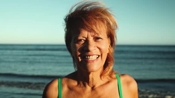 Donna Anziana Latina Felice Divertirsi Sulla Spiaggia Durante Vacanze Estive — Video Stock