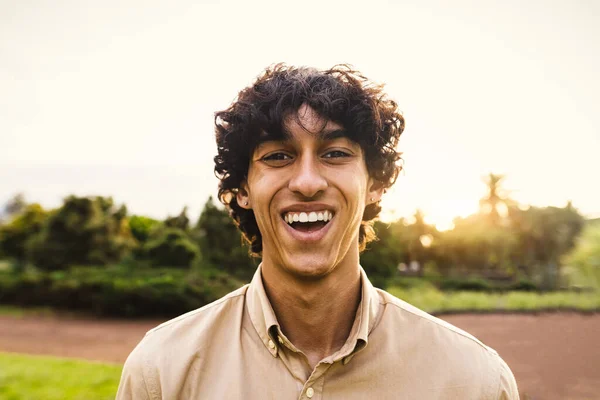 Jovem Adolescente Feliz Sorrindo Frente Câmera — Fotografia de Stock