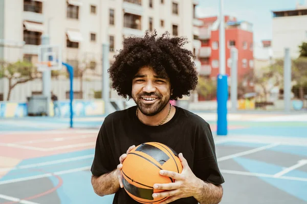 Homem Feliz Jogando Basquete Livre Conceito Estilo Vida Esporte Urbano — Fotografia de Stock